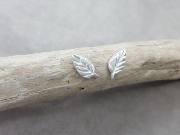 Blad - löv - örknoppar - örhängen silver - handgjorda från Brokig silversmycken