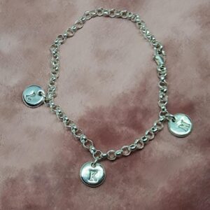 Handgjorda bokstavsbrickor på silverarmband - silversmycke i äkta silver - handgjorda silversmycken från Brokig silversmycken