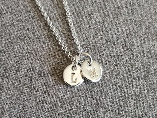 BOKSTAVSHALSBAND - silversmycke i äkta silver - handgjorda silversmycken från Brokig silversmycken