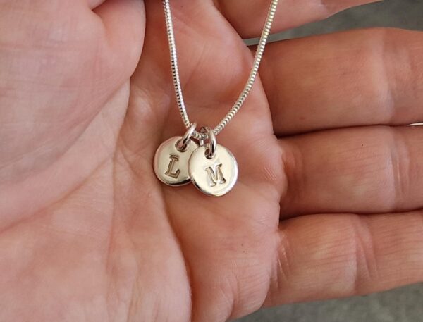 BOKSTAVSHALSBAND - 2st på ormlänk - silversmycke i äkta silver - handgjorda silversmycken från Brokig silversmycken