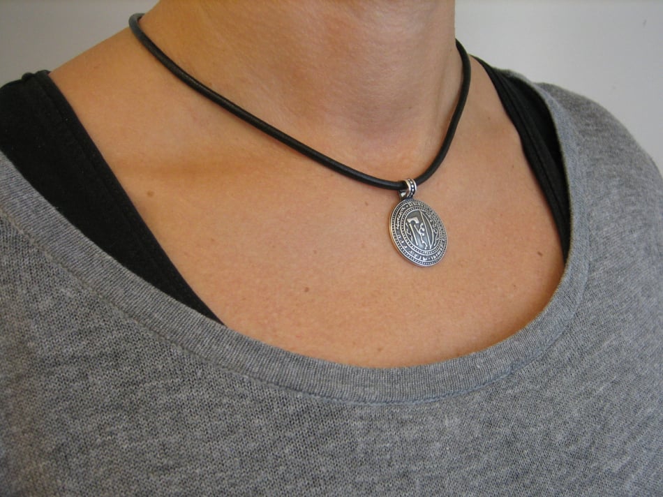 Dalarnas landskapssigill på hals - silversmycke i äkta silver - handgjorda silversmycken från Brokig silversmycken