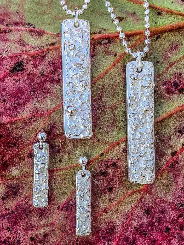 GLITTERTAGs - silversmycke på glittrande silverkedja i äkta silver -- glittertags örhängen silver -handgjorda silversmycken från Brokig silversmycken