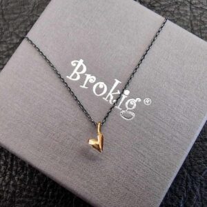 Guldhjärta - homogent och bitsäkert - på oxiderd ankarlänk - guldsmycke i 18K guld - handgjorda smycken från Brokig guldsmycken