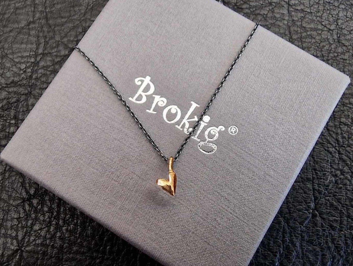 Guldhjärta - homogent och bitsäkert - på oxiderd ankarlänk - guldsmycke i 18K guld - handgjorda smycken från Brokig guldsmycken