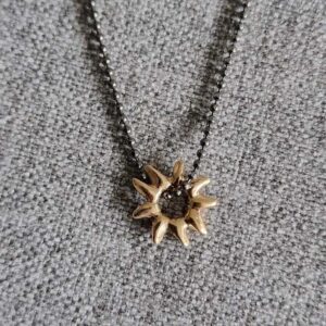 Guldhjärta på svartrodierad kullänk - guldsmycke i 18K guld - handgjorda smycken från Brokig guldsmycken