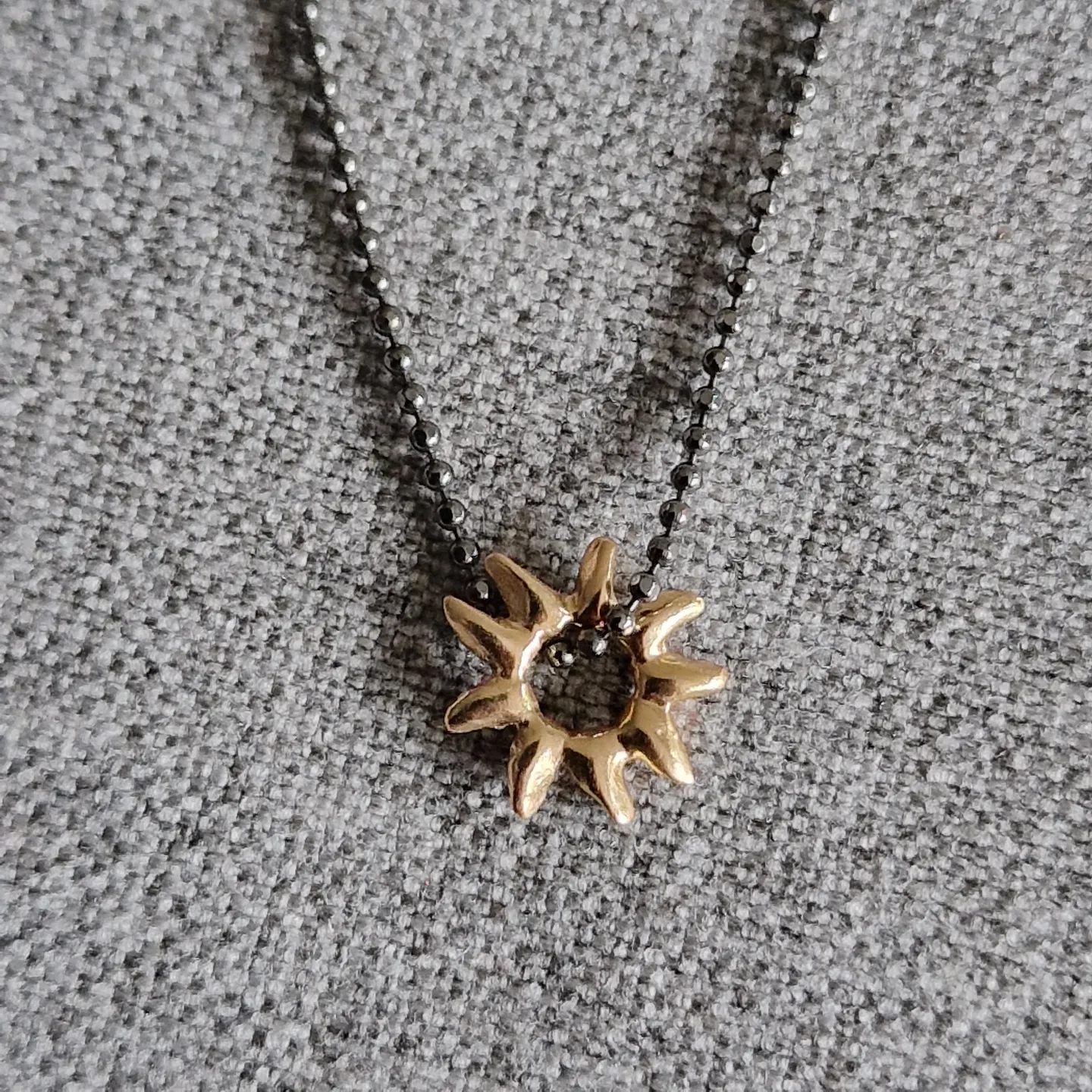 Guldhjärta på svartrodierad kullänk - guldsmycke i 18K guld - handgjorda smycken från Brokig guldsmycken