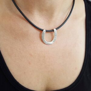 Hästsko som halsband i silver på hals - silversmycke i äkta silver - handgjorda silversmycken från Brokig silversmycken