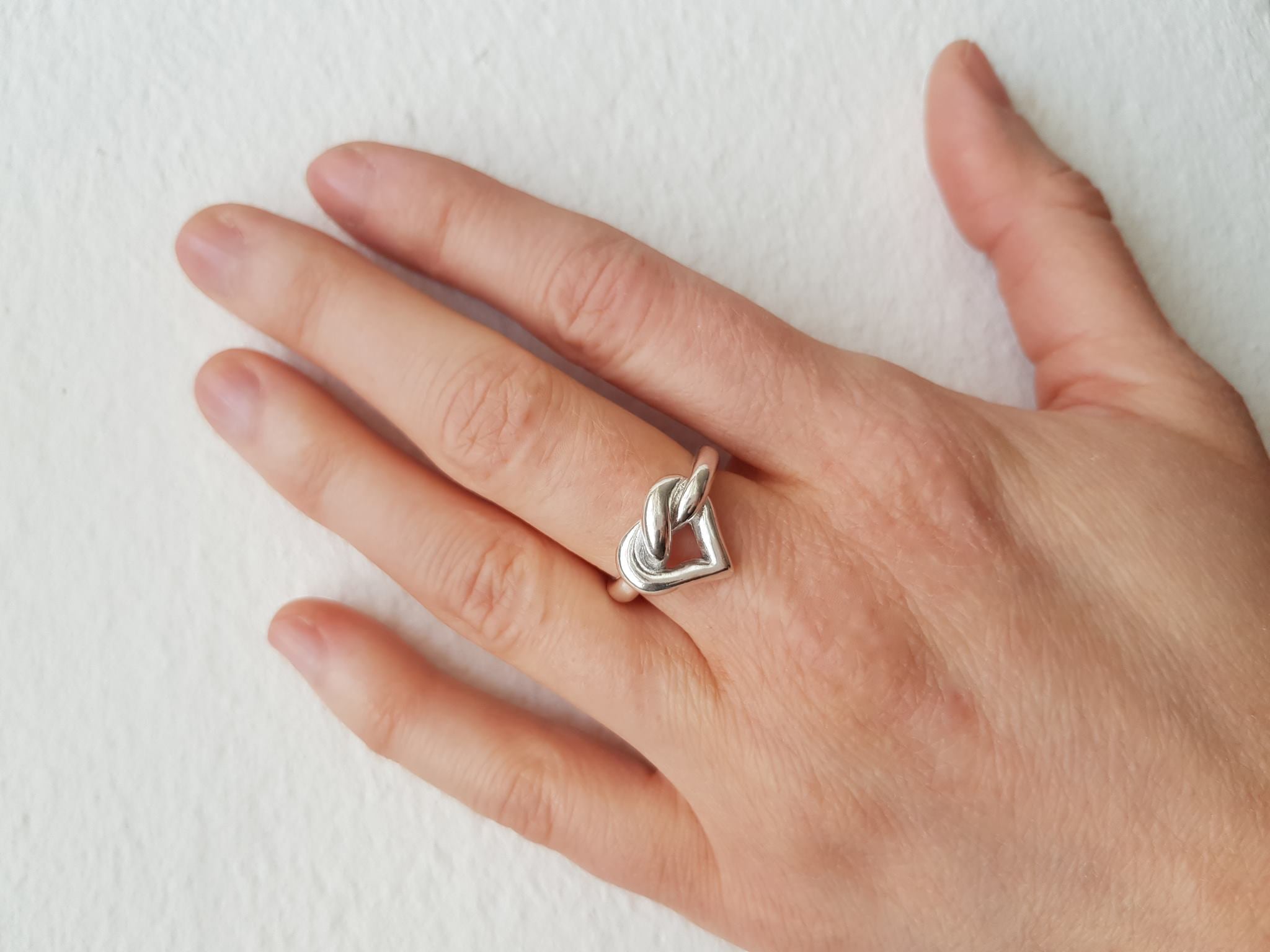 Hjärtring på hand - silversmycke i äkta silver - handgjorda silversmycken från Brokig silversmycken