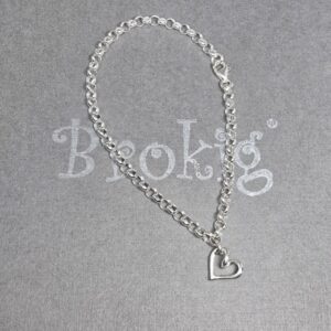 Minihjärtat i silver på silverarmband passar som set med mina älskade virade silverhjärtan på halsband.