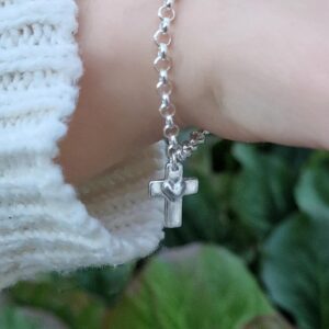 Hjärtkors-silverarmband - på arm - handgjorda silversmycken från Brokig silversmycken
