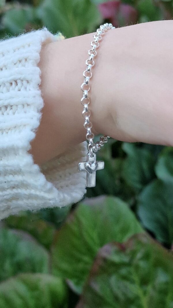 Hjärtkors-silverarmband - på arm - handgjorda silversmycken från Brokig silversmycken