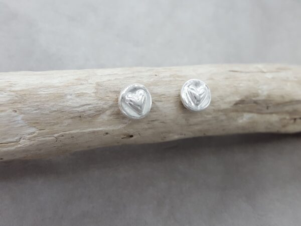Runda - hjärtan - örknoppar - örhängen silver - handgjorda från Brokig silversmycken