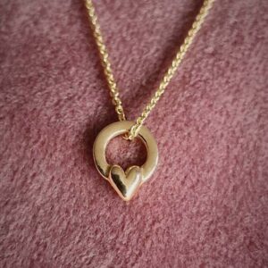 Guldhjärta - mikrohänge på liten ring - guldsmycke i 18K guld - handgjorda smycken från Brokig guldsmycken