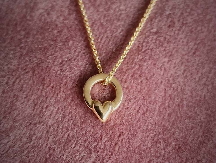 Guldhjärta - mikrohänge på liten ring - guldsmycke i 18K guld - handgjorda smycken från Brokig guldsmycken