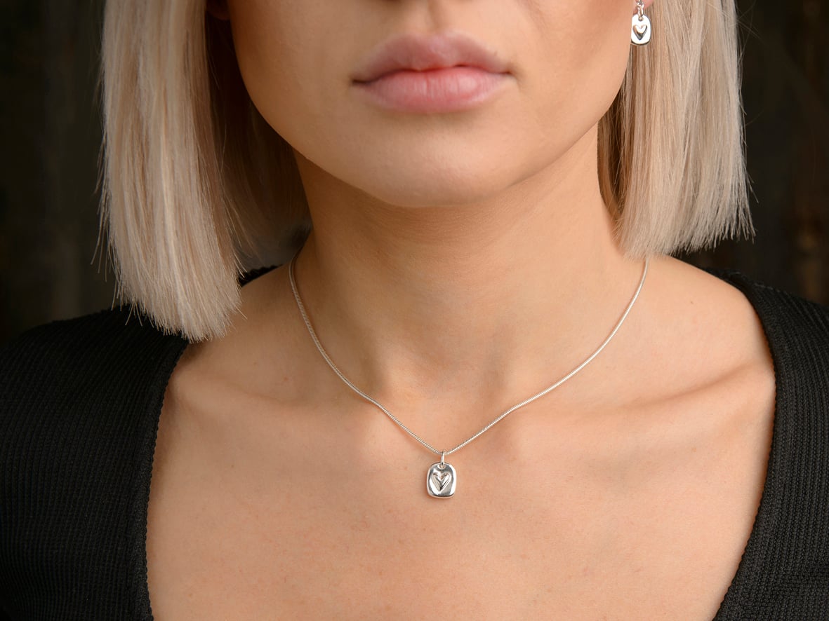 Silvertag med hjärta - silvershalsband och hängande örhänge i äkta silver - handgjorda silversmycken från Brokig silversmycken