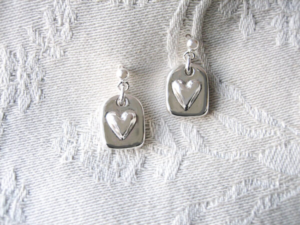 Silvertag med hjärta-hängande silverörhängen - silversmycke - äkta silver - handgjorda silversmycken från Brokig silversmycken