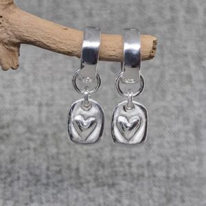 Handgjorda tags i silver med hjärtan som hängande silverörringar - från Brokig silversmycken