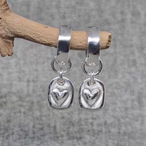 Handgjorda tags i silver med hjärtan som hängande silverörringar - från Brokig silversmycken