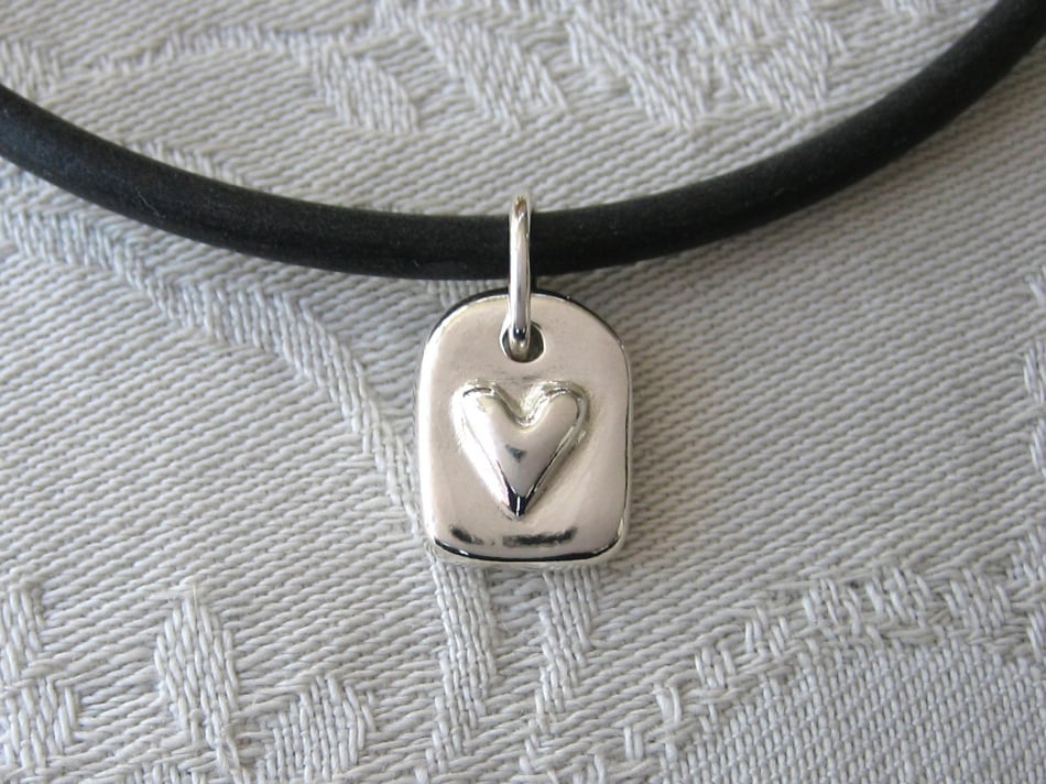 Silvertag med hjärta - handgjort silversmycke i äkta silver från Brokig silversmycken.