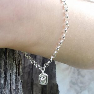 Hjärttag som armband på arm - silversmycke i äkta silver - handgjort silversmycken från Brokig silversmycken