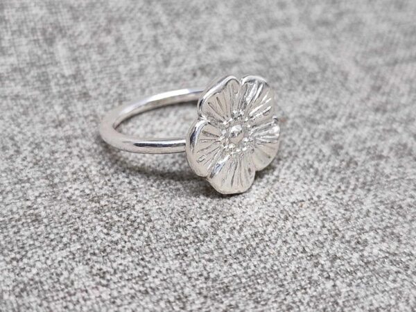 Linblomma - silverring - blank i äkta silver - åt höger - handgjorda silversmycken från Brokig silversmycken