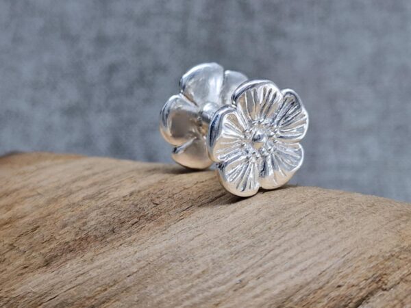 Linblomma - Hälsinglands landskapsblomma - manschettknapp - blank i äkta silver - säljs i par - handgjorda silversmycken från Brokig silversmycken