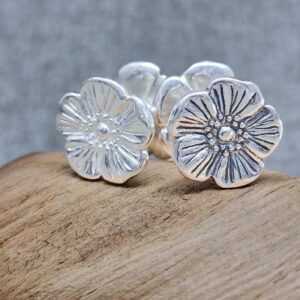 Linblomma - Hälsinglands landskapsblomma - manschettknappar i äkta silver - jämför blank och oxiderad - handgjorda silversmycken från Brokig silversmycken
