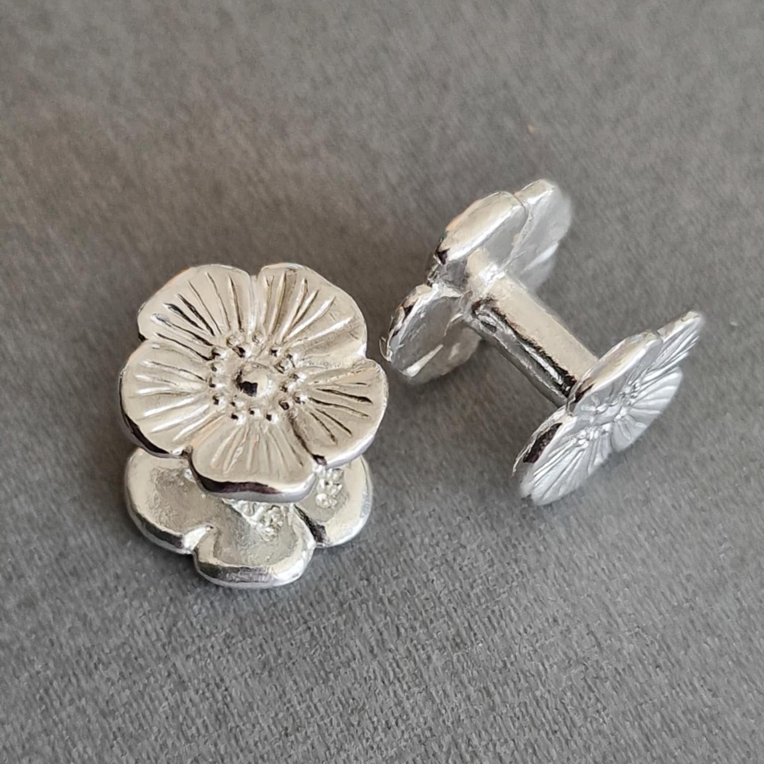 Linblomma - Hälsinglands landskapsblomma - manschettknappar - blanka i äkta silver - säljs i par - handgjorda silversmycken från Brokig silversmycken