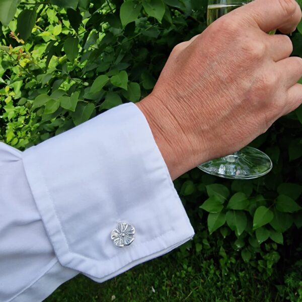 Linblomma - Hälsinglands landskapsblomma - manschettknappar - i äkta silver - till skjorta - handgjorda silversmycken från Brokig silversmycken