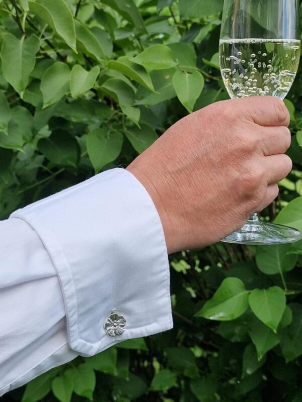 Linblomma - Hälsinglands landskapsblomma - manschettknappar - i äkta silver - till skjorta - med bubbel i glas - handgjorda silversmycken från Brokig silversmycken