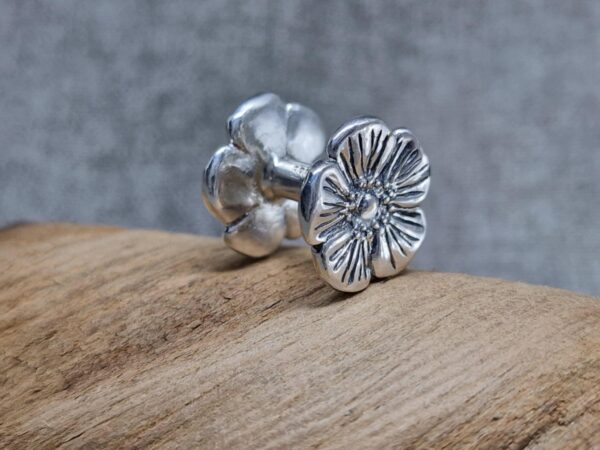 Linblomma - Hälsinglands landskapsblomma - manschettknapp - oxiderad i äkta silver - säljs i par - handgjorda silversmycken från Brokig silversmycken