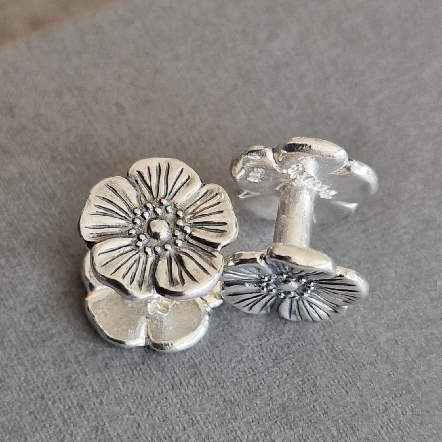 Linblomma - Hälsinglands landskapsblomma - manschettknappar - oxiderade i äkta silver - säljs i par - handgjorda silversmycken från Brokig silversmycken