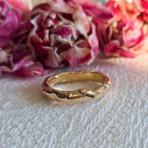 Organisk ring - i flödande form - unisex - guldring i 18K guld - handgjorda guldsmycken från Brokig guldsmycken