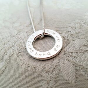 Platt ring som hängsmycke - silversmycke i äkta silver - handgjorda silversmycken från Brokig silversmycken