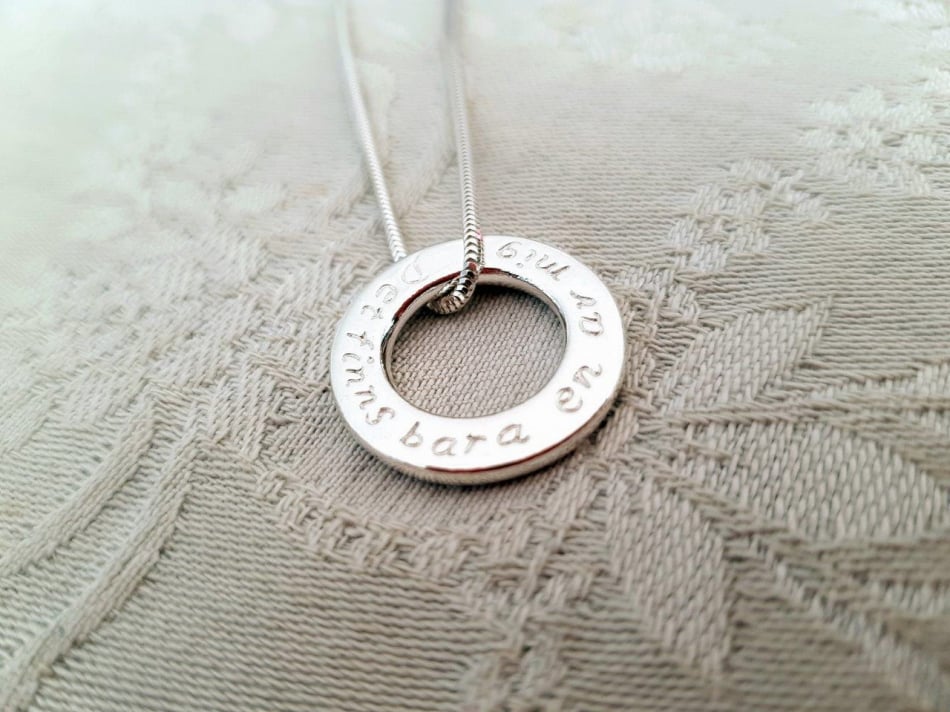 Platt ring som hängsmycke - silversmycke i äkta silver - handgjorda silversmycken från Brokig silversmycken