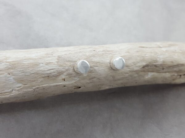 Dot - punkt - örknoppar - örhängen silver - handgjorda från Brokig silversmycken