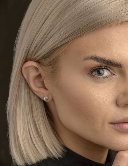Dot - punkt - örknoppar på modell - örhängen silver - handgjorda från Brokig silversmycken