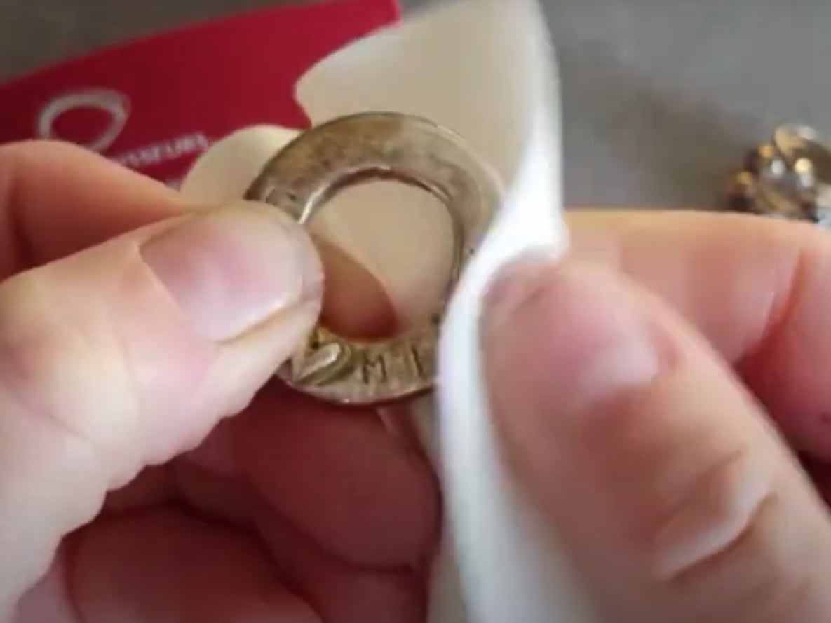 Putsningsbild från film om bästa putsning och rengöringstips från Brokig handgjorda silversmycken