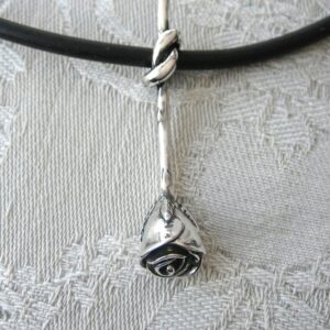 Ros som hängande - silversmycke i äkta silver - handgjorda silversmycken från Brokig silversmycken