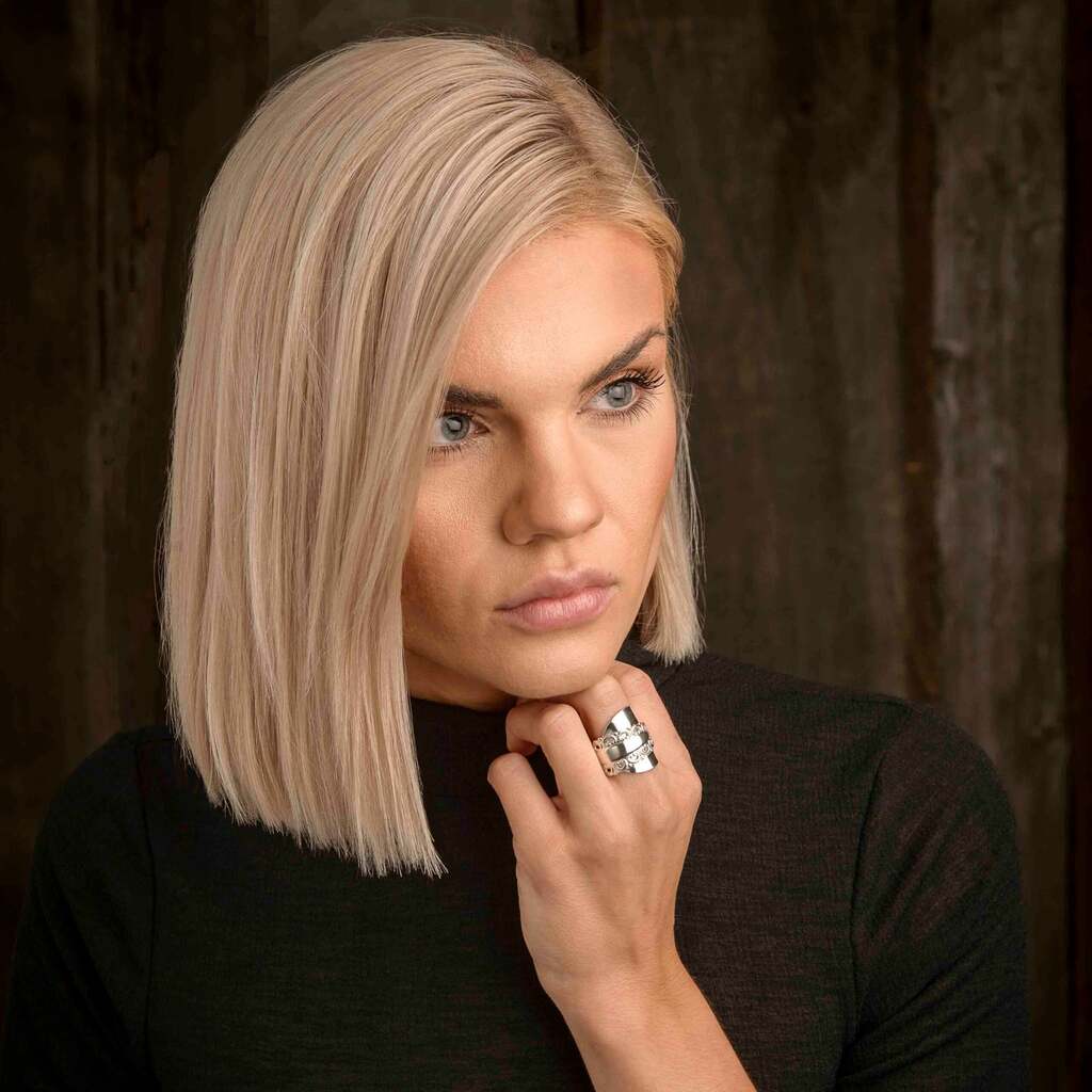 Skedring modell 3 på hand - silverring i äkta silver - handgjorda silversmycken från Brokig silversmycken