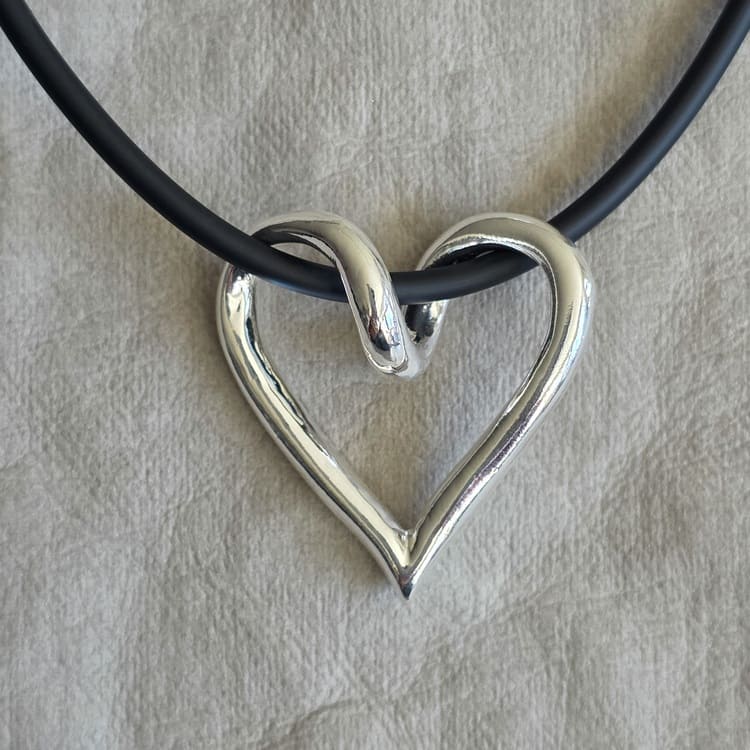 SILVERHJÄRTA-STORA-33mm - silversmycke i äkta silver - handgjorda silversmycken från Brokig silversmycken