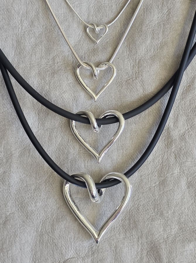 SILVERHJÄRTAN–FYRA-STORLEKAR - silversmycken i äkta silver - handgjorda silversmycken från Brokig silversmycken