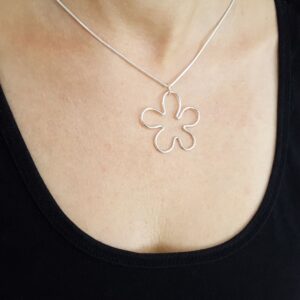 Blomma - silverhalsband - från Brokig silversmycken