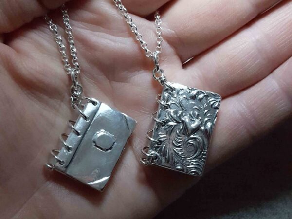 Silverböcker 2 cm höga - silversmycke i äkta silver - handgjorda silversmycken från Brokig silversmycken