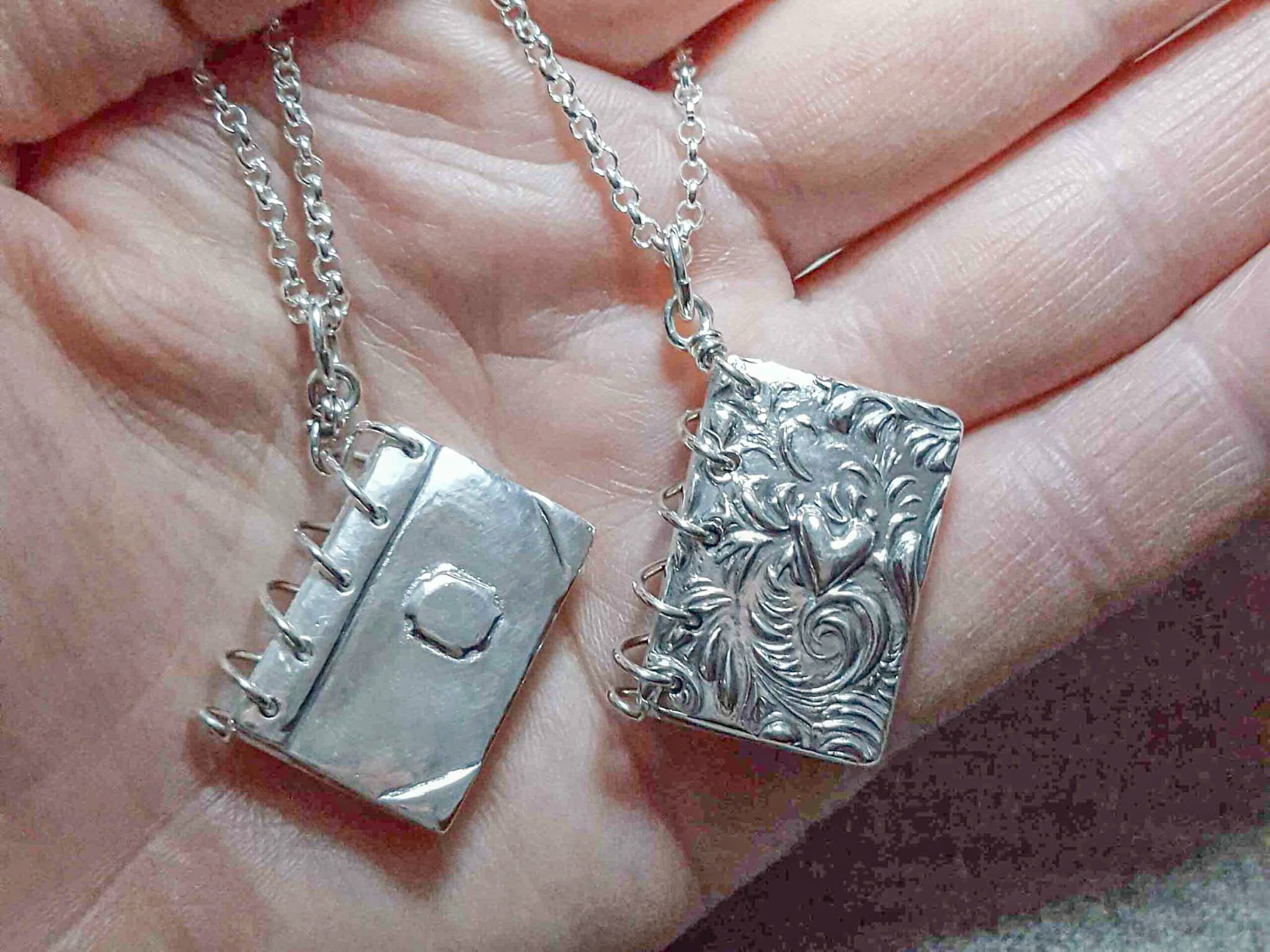 Silverböcker 2 cm höga - silversmycke i äkta silver - handgjorda silversmycken från Brokig silversmycken