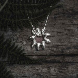 Silversol - en sol i silver på silverkedja. Silverhalsband - silversmycke i äkta silver - handgjorda silversmycken från Brokig silversmycken