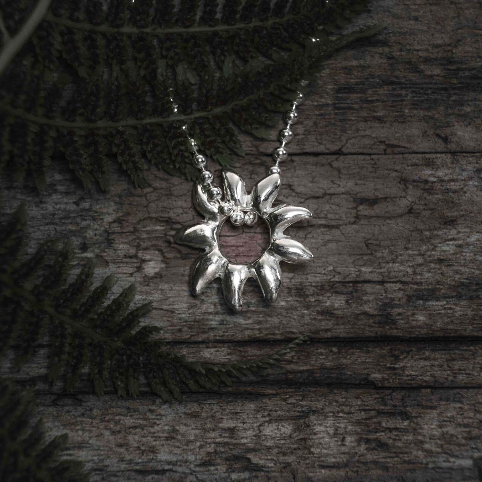 Silversol - en sol i silver på silverkedja. Silverhalsband - silversmycke i äkta silver - handgjorda silversmycken från Brokig silversmycken