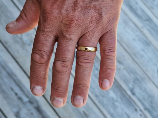 Slät klassisk bekväm guldring i 18K guld på hand nedåt - handgjorda guldsmycken från Brokig guldsmycken