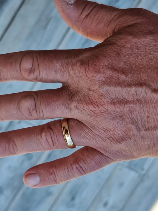 Slät klassisk bekväm guldring i 18K guld på hand - handgjorda guldsmycken från Brokig guldsmycken