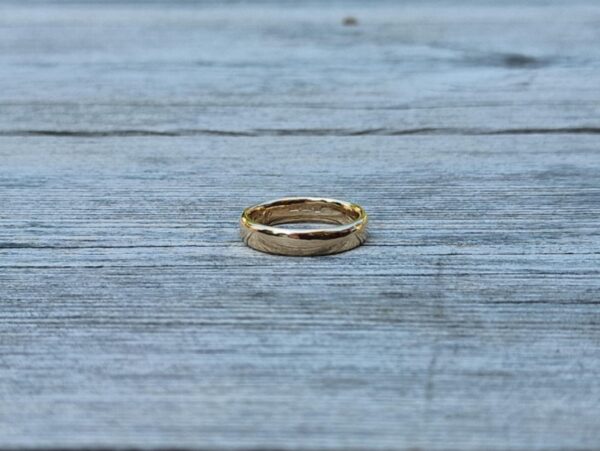 Slät klassisk bekväm guldring i 18K guld - från sidan - handgjorda guldsmycken från Brokig guldsmycken